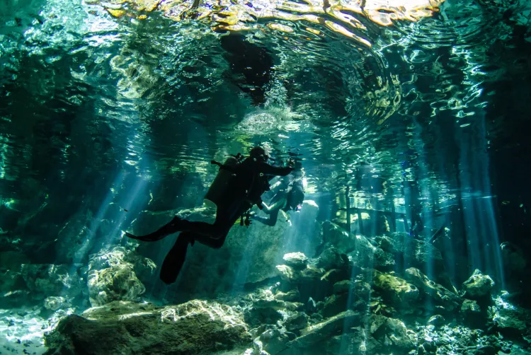 水中洞窟へのダイビング